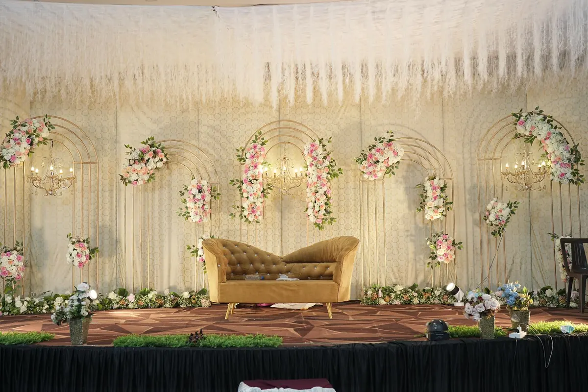 Gold arches dressed in pink and white roses — Shadhi Catering and Event Management